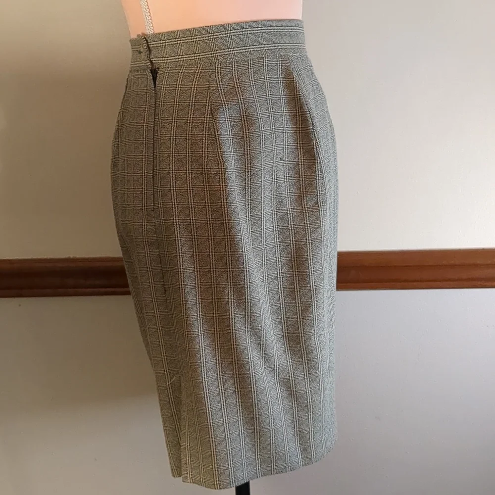 Gray plaid skirt in Women's size 4 - Picture 3 of 8